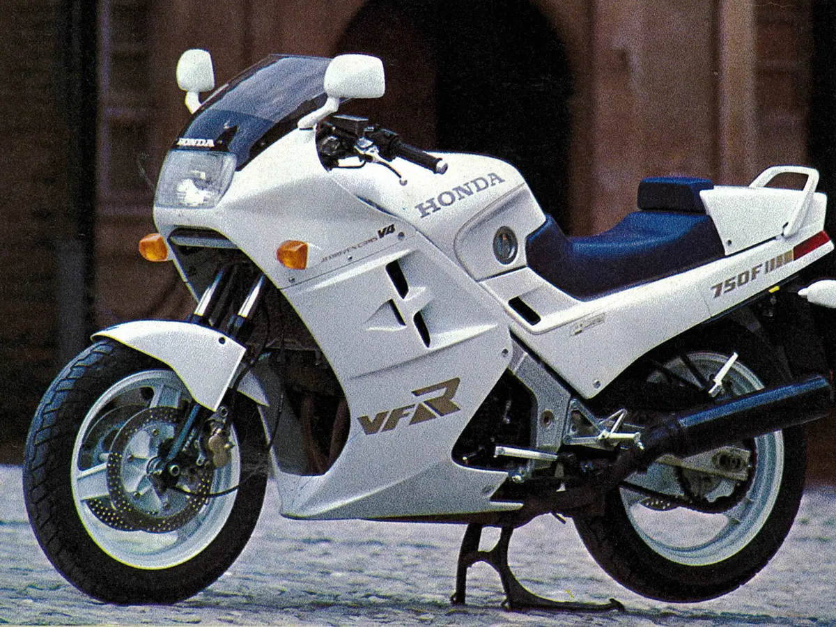 Honda VFR750F: la mitica RC24 sfida il mondo  (5)