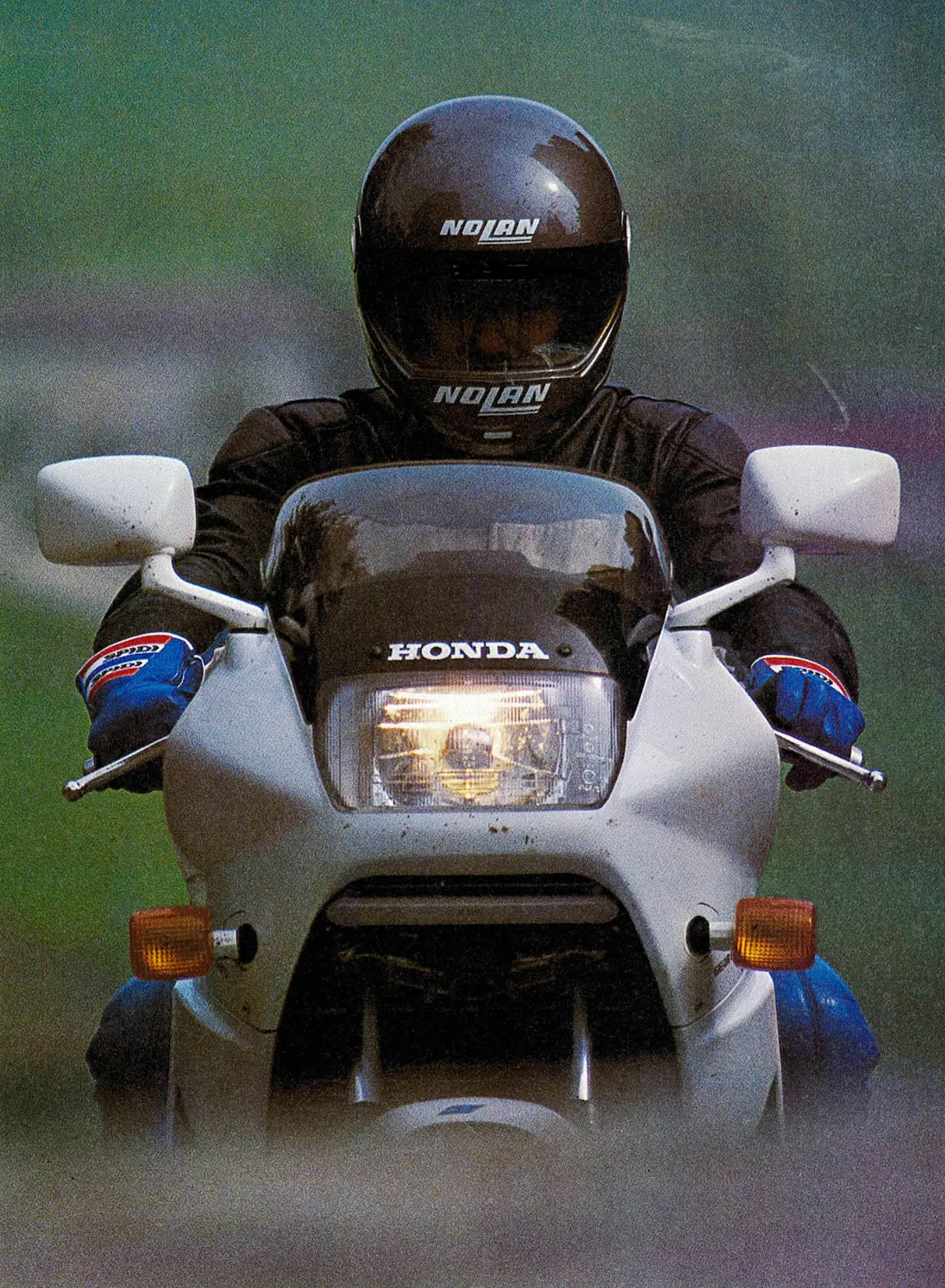Honda VFR750F: la mitica RC24 sfida il mondo  (2)