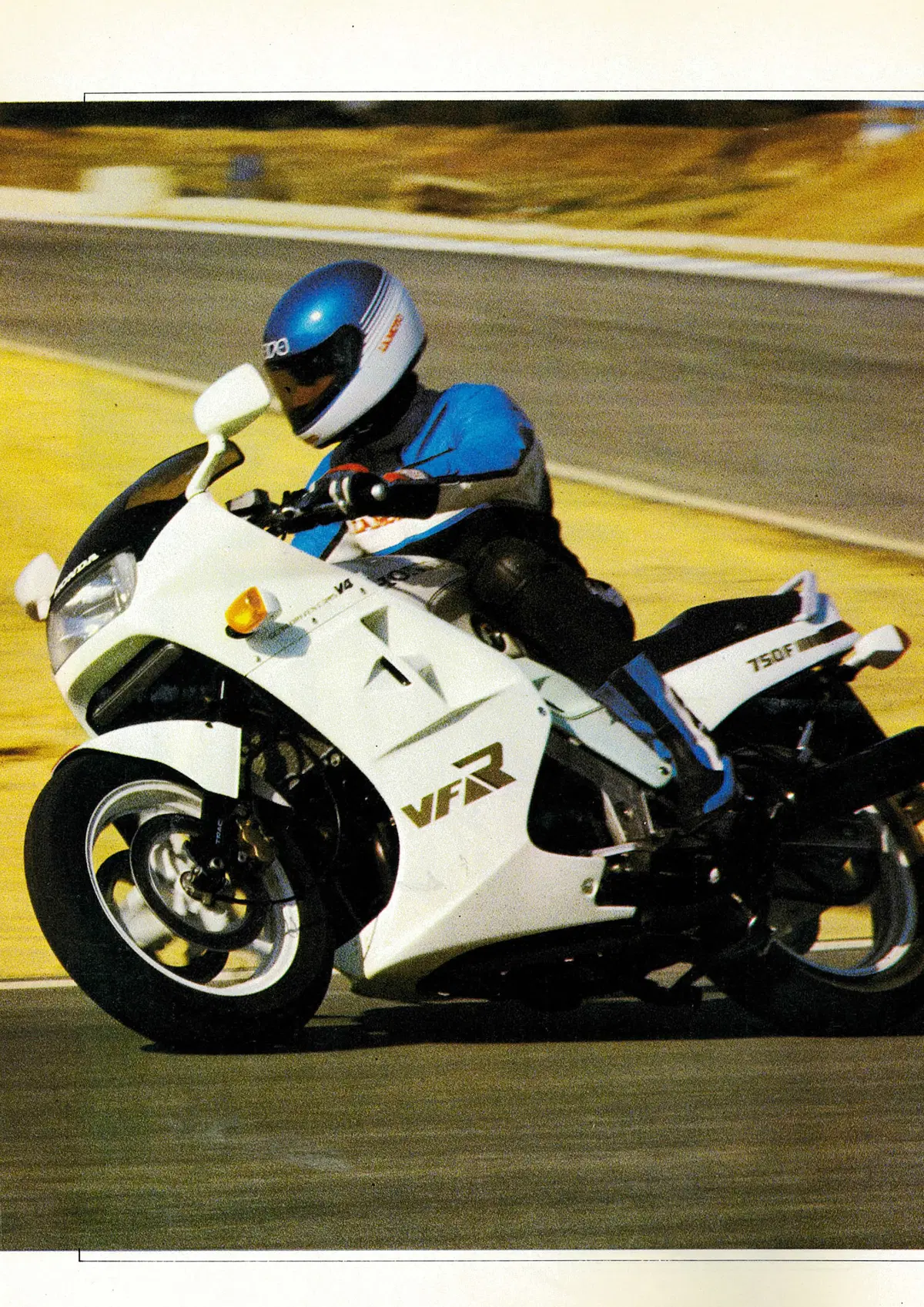 Honda VFR750F: la mitica RC24 sfida il mondo  (3)