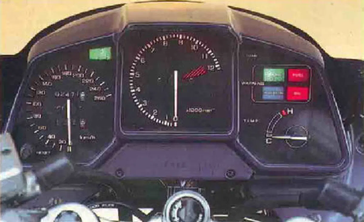 Honda VFR750F: la mitica RC24 sfida il mondo  (11)
