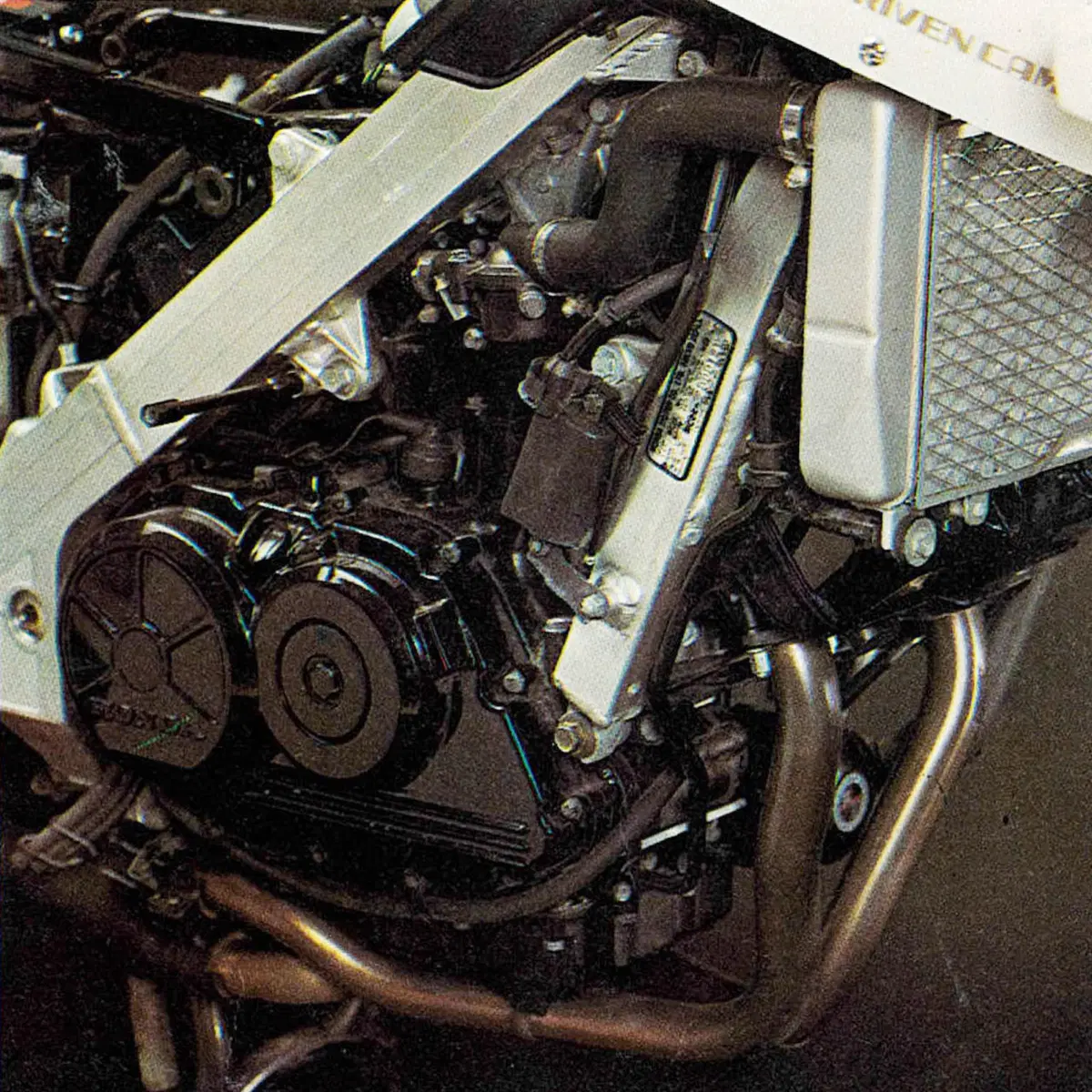 Honda VFR750F: la mitica RC24 sfida il mondo  (18)