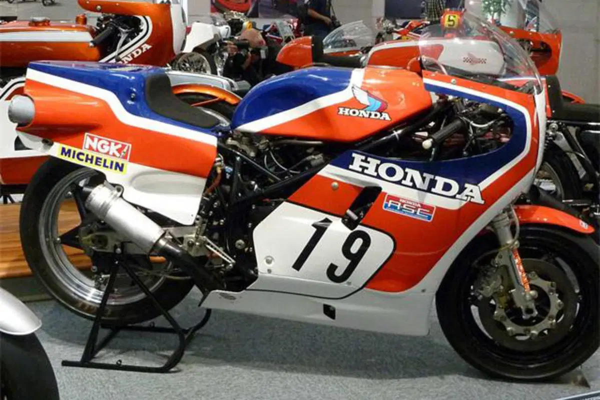 Honda VFR750F: la mitica RC24 sfida il mondo  (20)