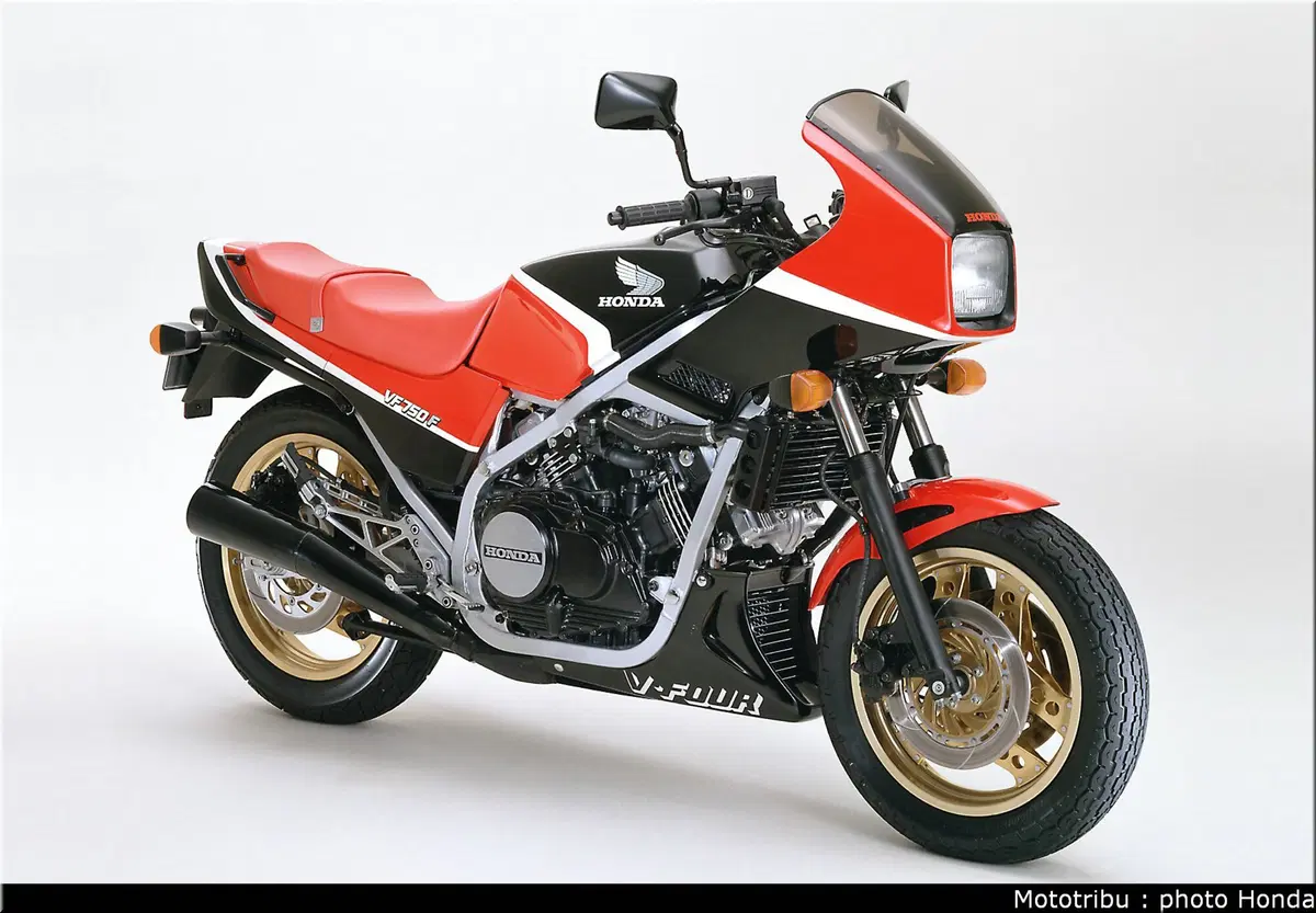 Honda VFR750F: la mitica RC24 sfida il mondo  (21)