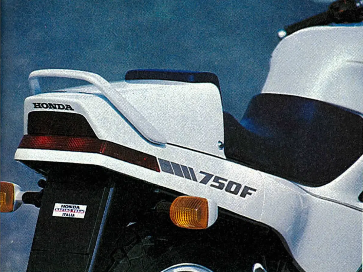 Honda VFR750F: la mitica RC24 sfida il mondo  (12)
