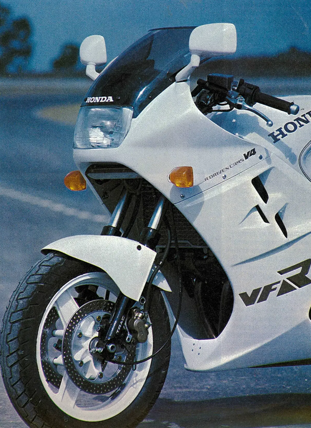Honda VFR750F: la mitica RC24 sfida il mondo  (13)