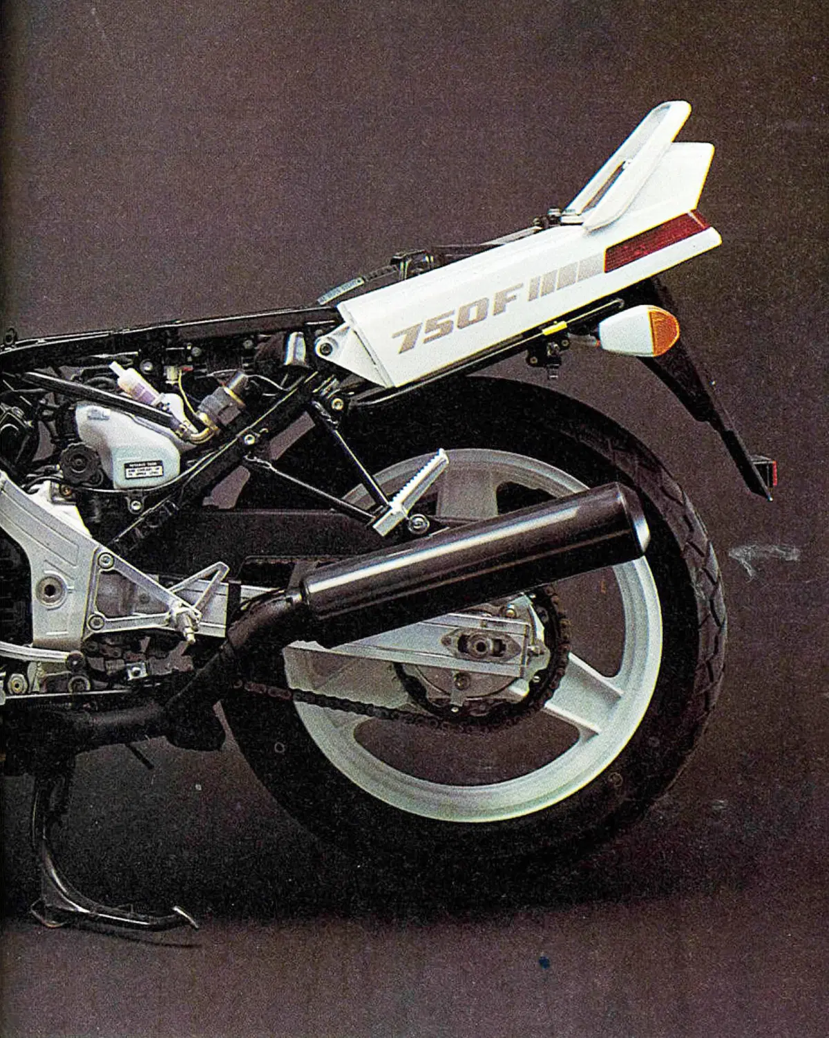 Honda VFR750F: la mitica RC24 sfida il mondo  (19)