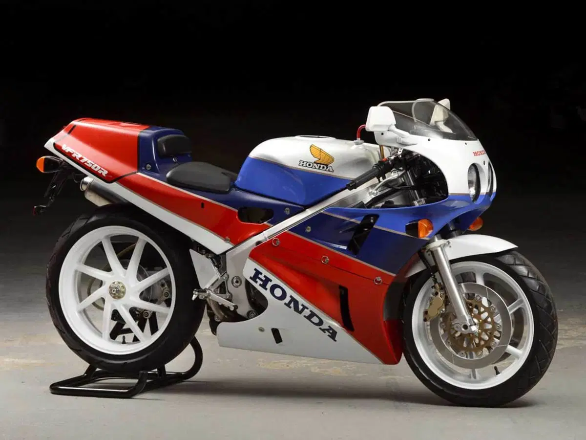 Honda VFR750F: la mitica RC24 sfida il mondo  (25)