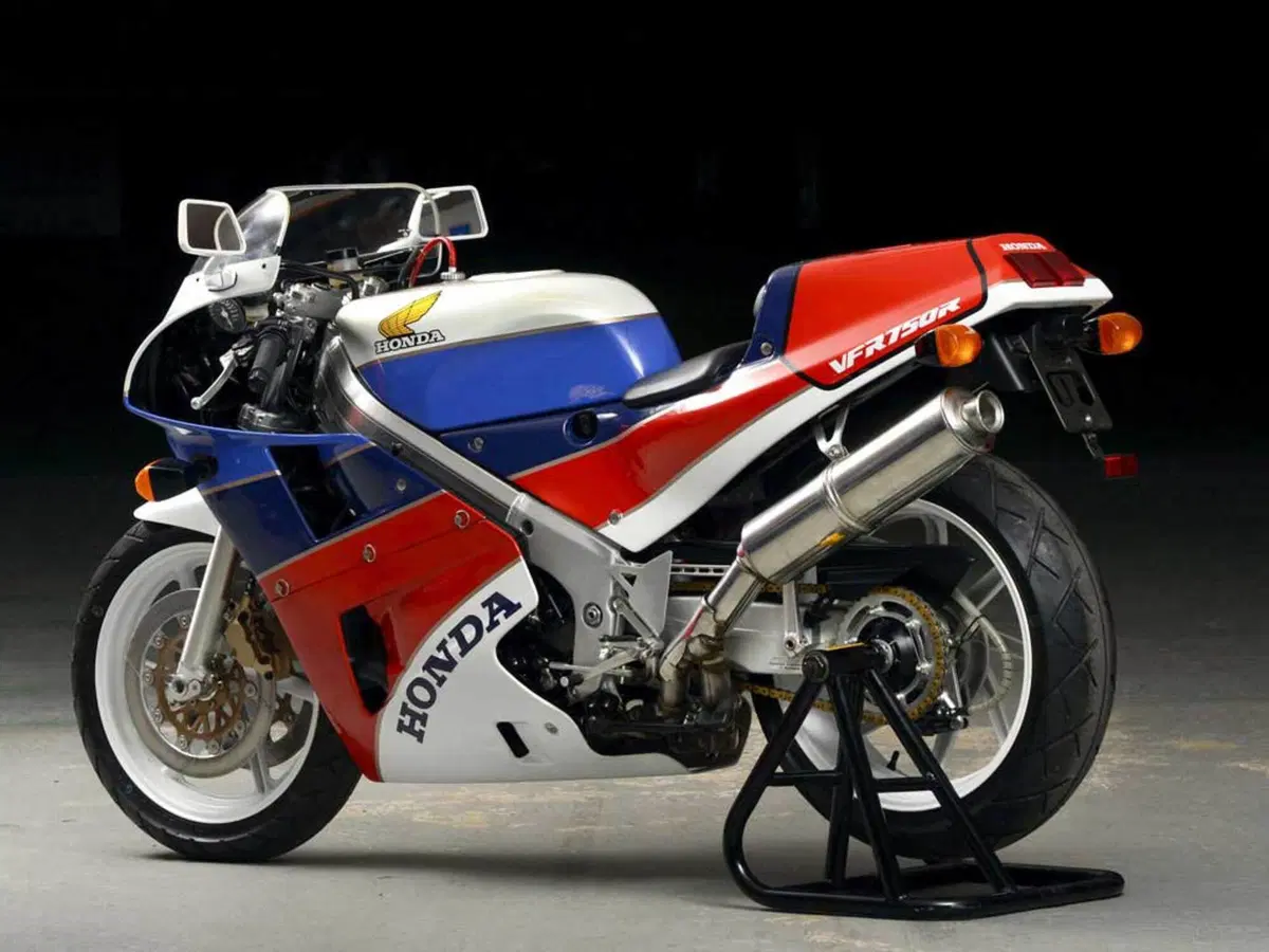Honda VFR750F: la mitica RC24 sfida il mondo  (24)