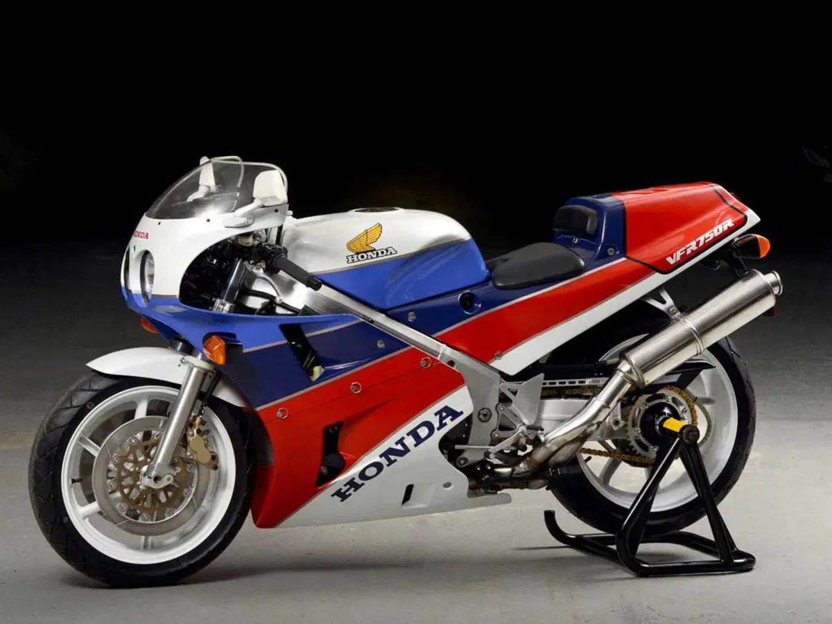 Honda VFR750F: la mitica RC24 sfida il mondo  (26)