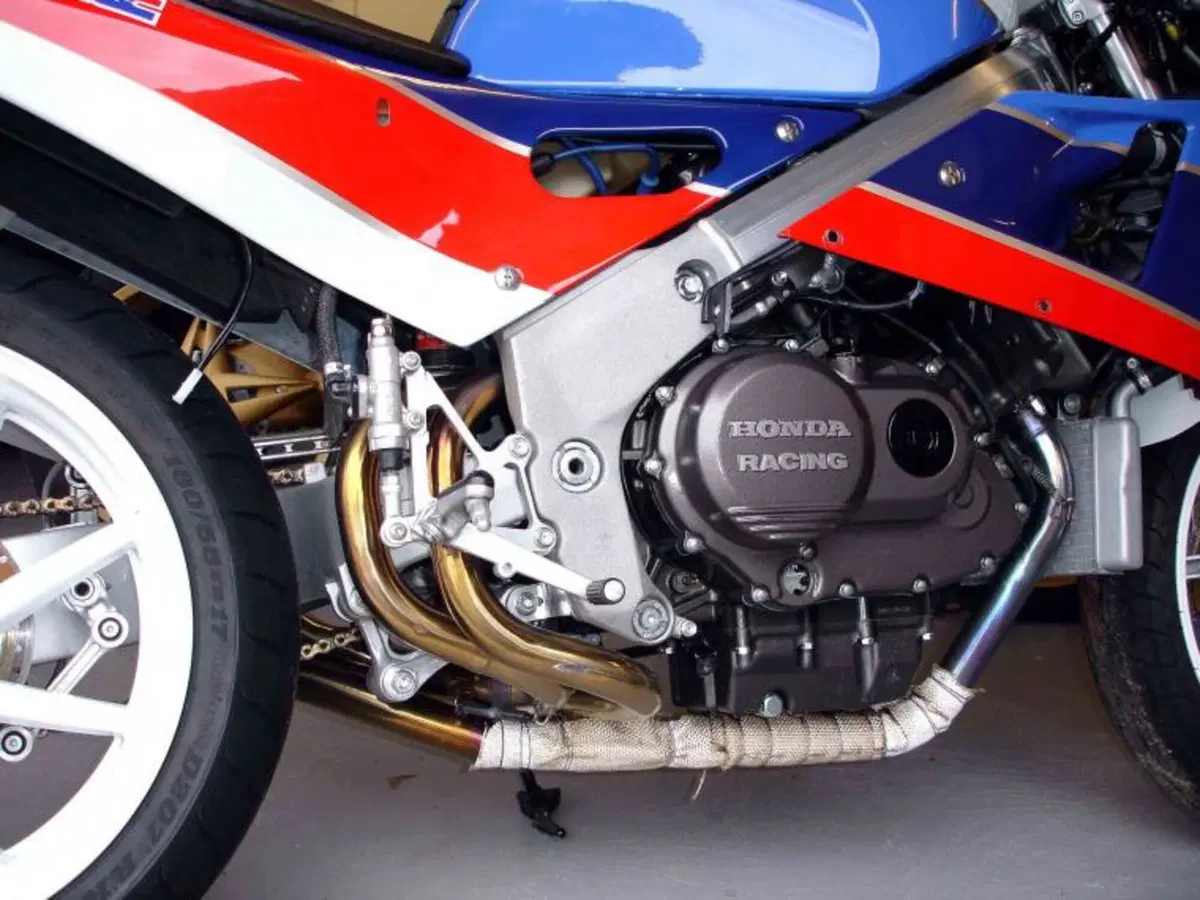 Honda VFR750F: la mitica RC24 sfida il mondo  (27)
