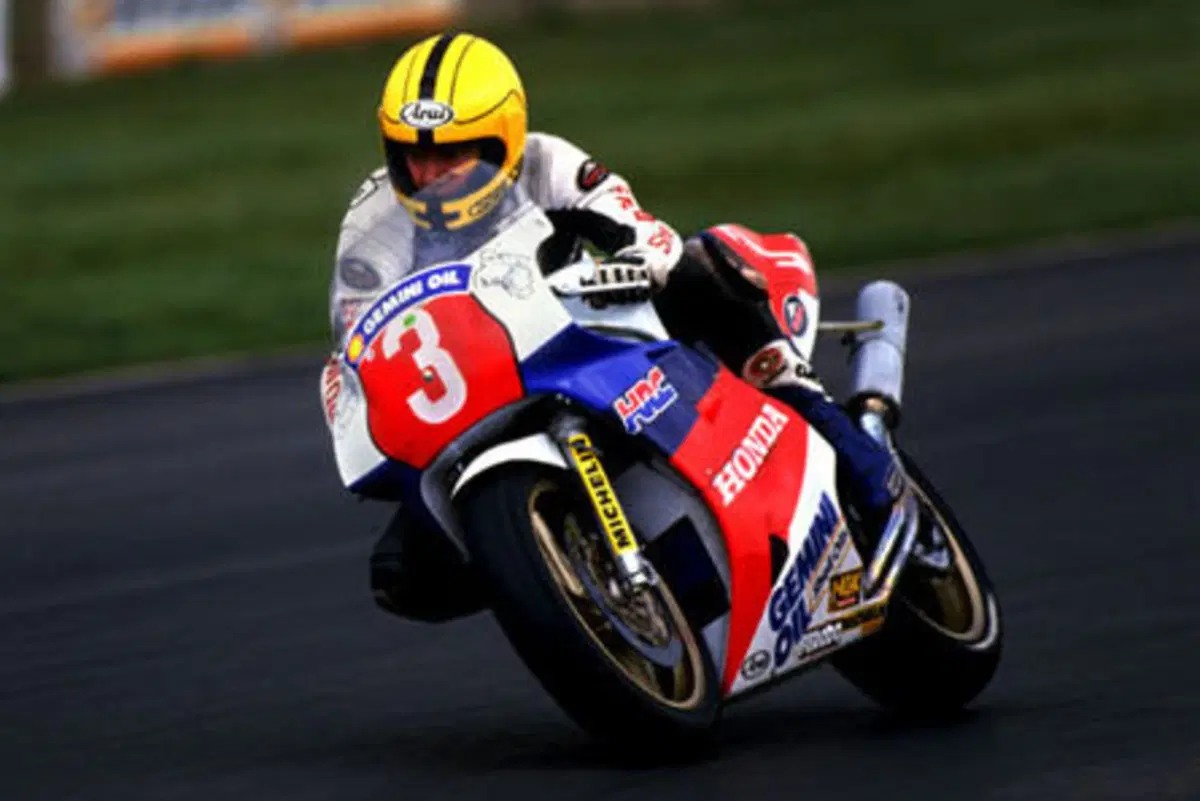 Honda VFR750F: la mitica RC24 sfida il mondo  (33)