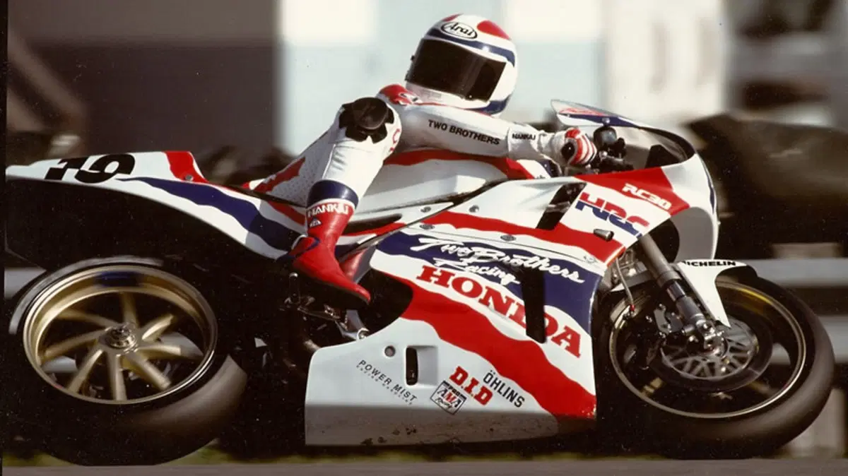 Honda VFR750F: la mitica RC24 sfida il mondo  (32)