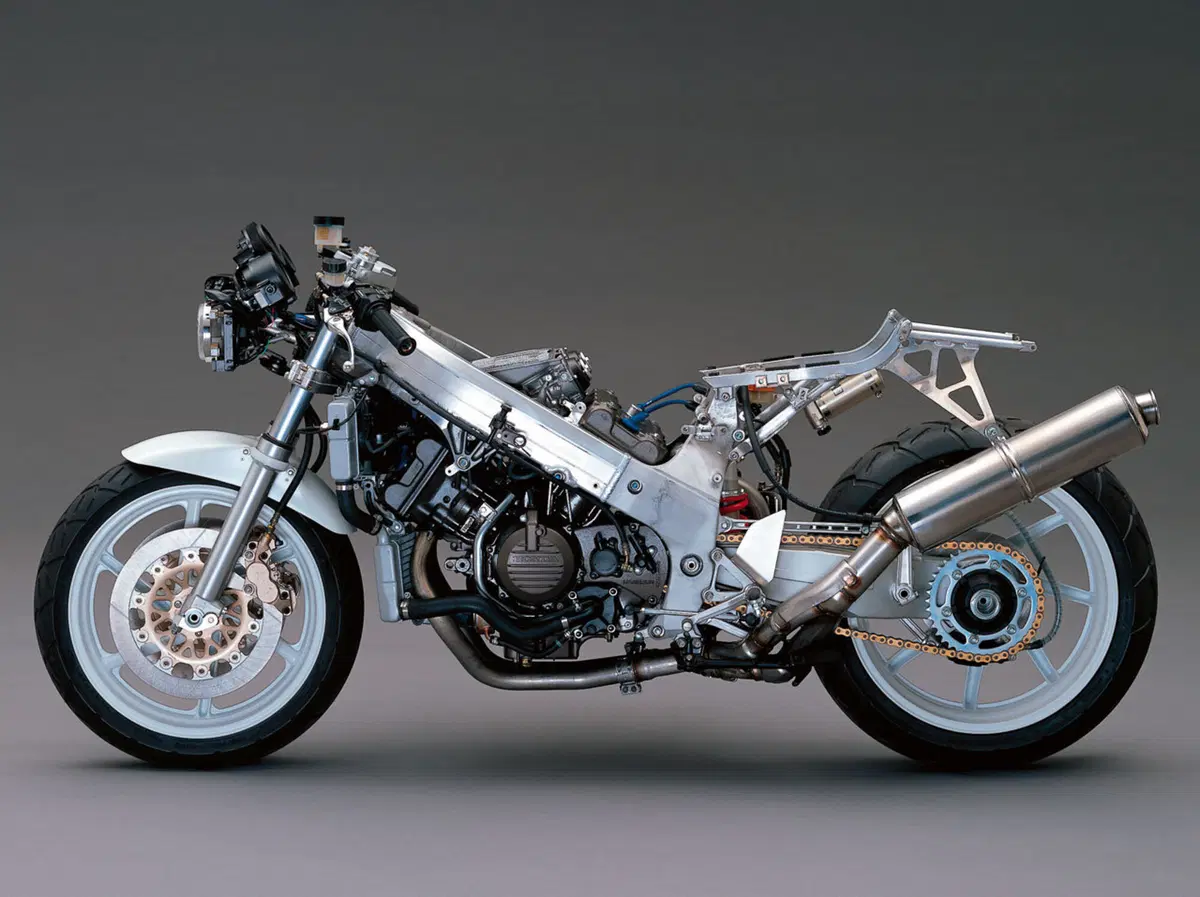 Honda VFR750F: la mitica RC24 sfida il mondo  (28)