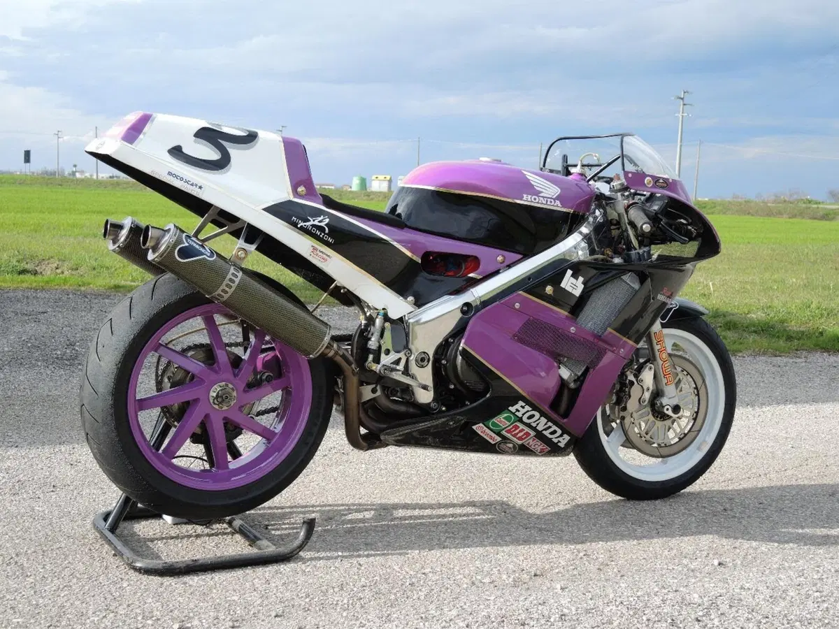 Honda VFR750F: la mitica RC24 sfida il mondo  (35)