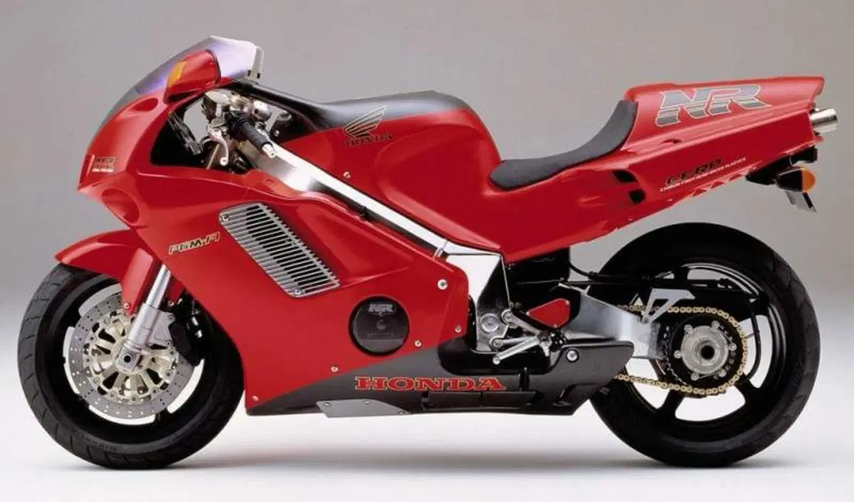 Honda VFR750F: la mitica RC24 sfida il mondo  (37)