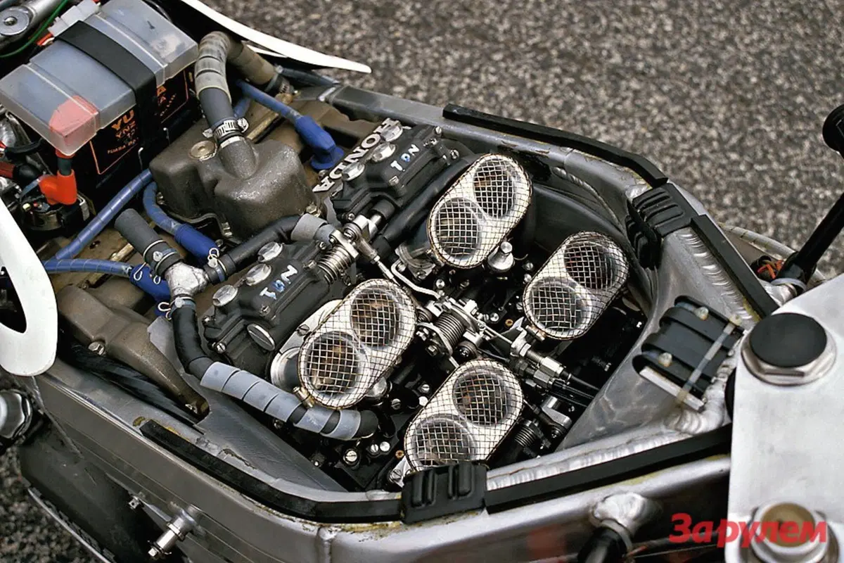 Honda VFR750F: la mitica RC24 sfida il mondo  (40)