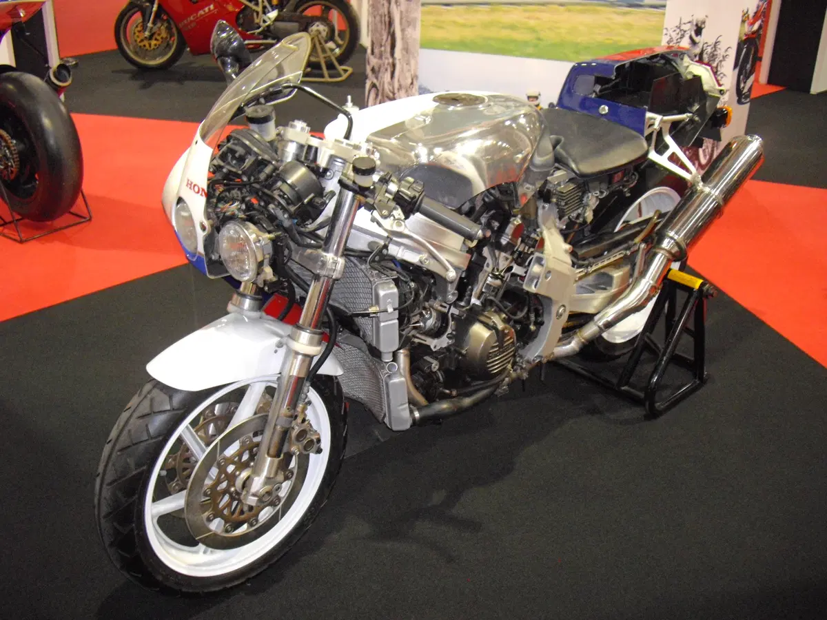 Honda VFR750F: la mitica RC24 sfida il mondo  (29)