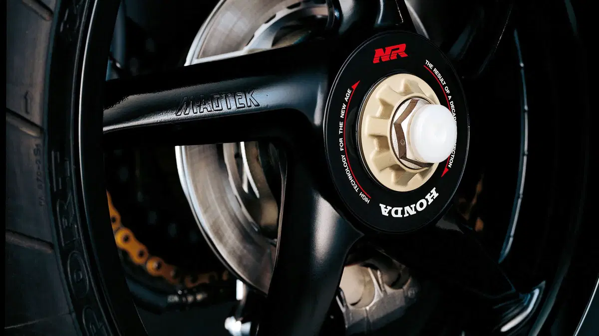 Honda VFR750F: la mitica RC24 sfida il mondo  (44)