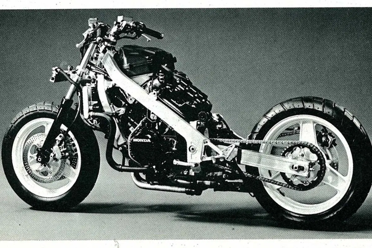 Honda VFR750F: la mitica RC24 sfida il mondo  (15)