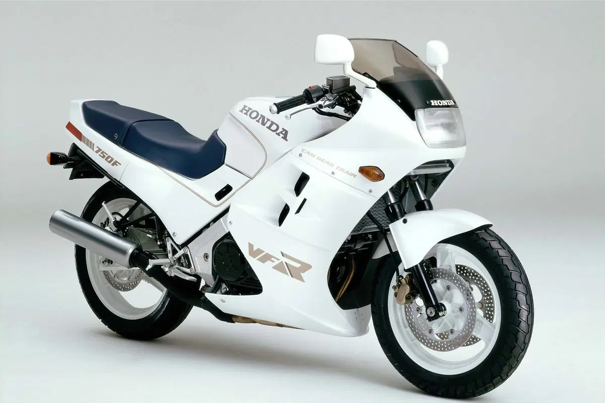 Honda VFR750F: la mitica RC24 sfida il mondo  (6)