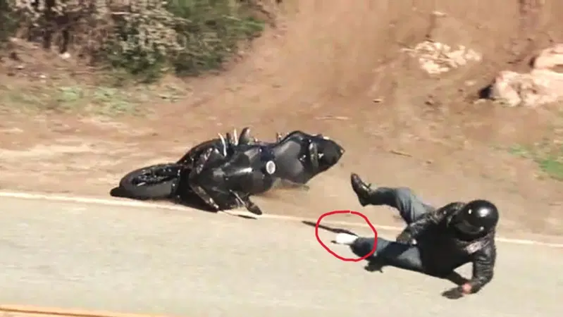 Scivola via con la Yamaha R1 (andava troppo piano per l'angolo di piega?) e perde pure una scarpa! [VIDEO VIRALE]