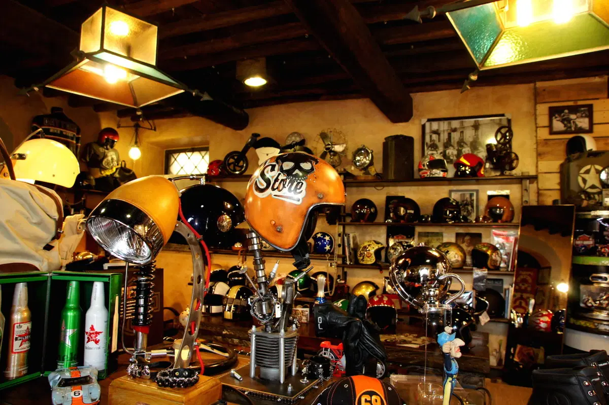 Ross Garage, per serate in stile biker (17)