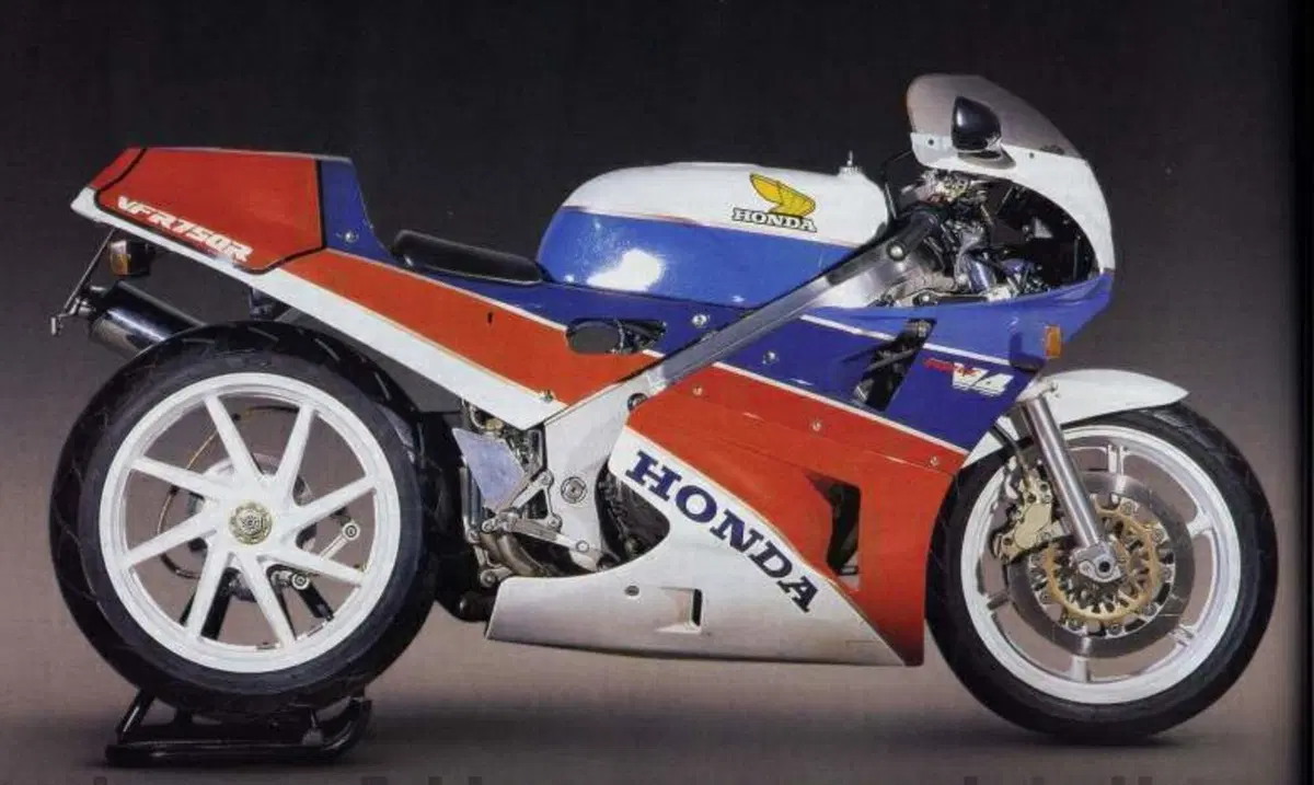Le Belle e possibili di Moto.it: Honda VFR 750R RC30 (3)
