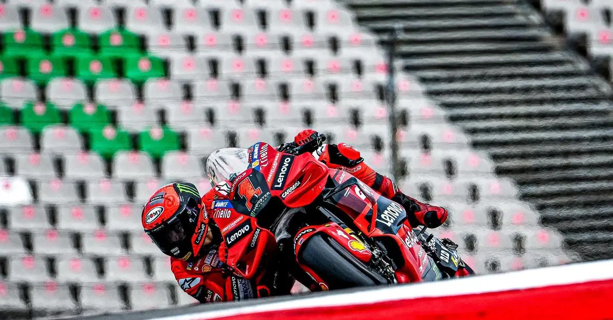 MotoGP 2023. GP del Portogallo. Monito di Pecco Bagnaia sulla sicurezza: "Sono quattro anni che ci lamentiamo della ghiaia, l'anno scorso mi prendevano in giro"