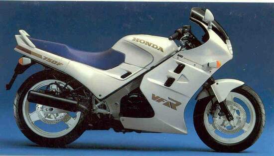 Honda VFR750F: la mitica RC24 sfida il mondo