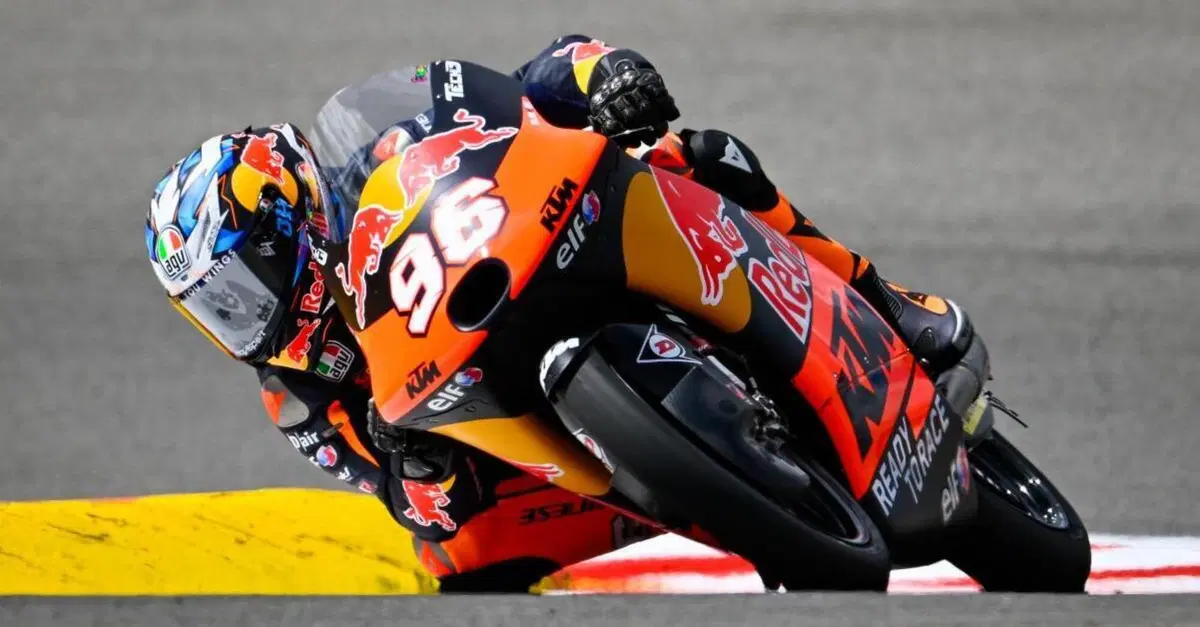 MotoGP 2023. GP del Portogallo. Moto3, vince Daniel Holgado, bene Stefano Nepa, quasi impresa di Deniz Oncu, che botto Joel Kelso dopo l'arrivo!