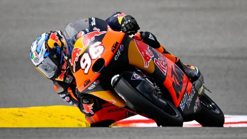 MotoGP 2023. GP del Portogallo. Moto3, vince Daniel Holgado, bene Stefano Nepa, quasi impresa di Deniz Oncu, che botto Joel Kelso dopo l'arrivo!
