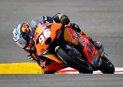 MotoGP 2023. GP del Portogallo. Moto3, vince Daniel Holgado, bene Stefano Nepa, quasi impresa di Deniz Oncu, che botto Joel Kelso dopo l'arrivo!
