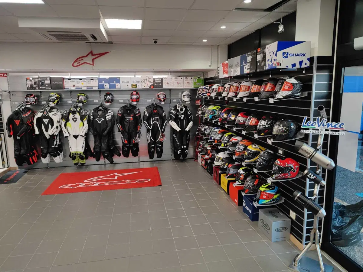 Motoabbigliamento apre a Roma in Via Appia Nuova (2)