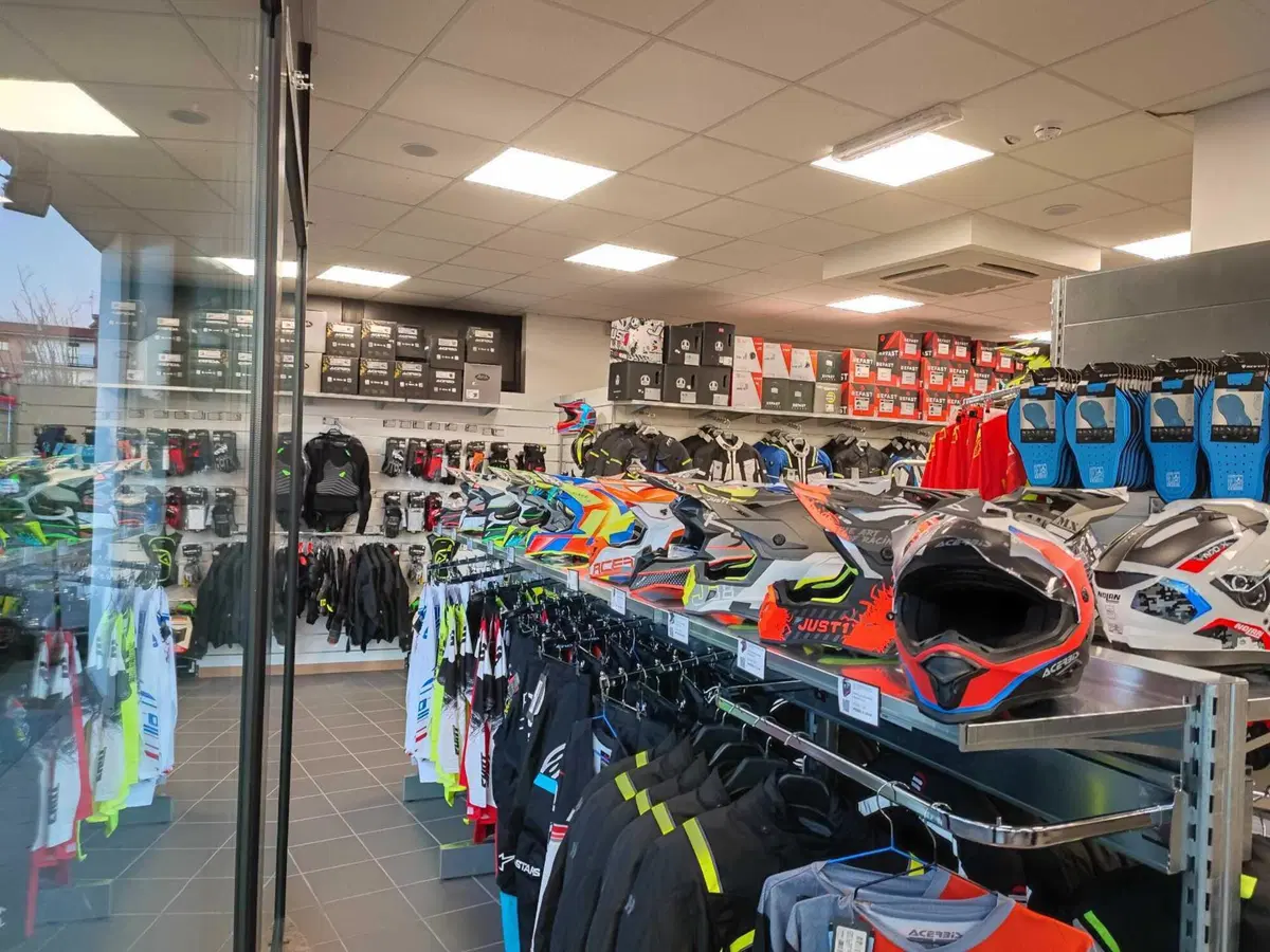 Motoabbigliamento apre a Roma in Via Appia Nuova (3)