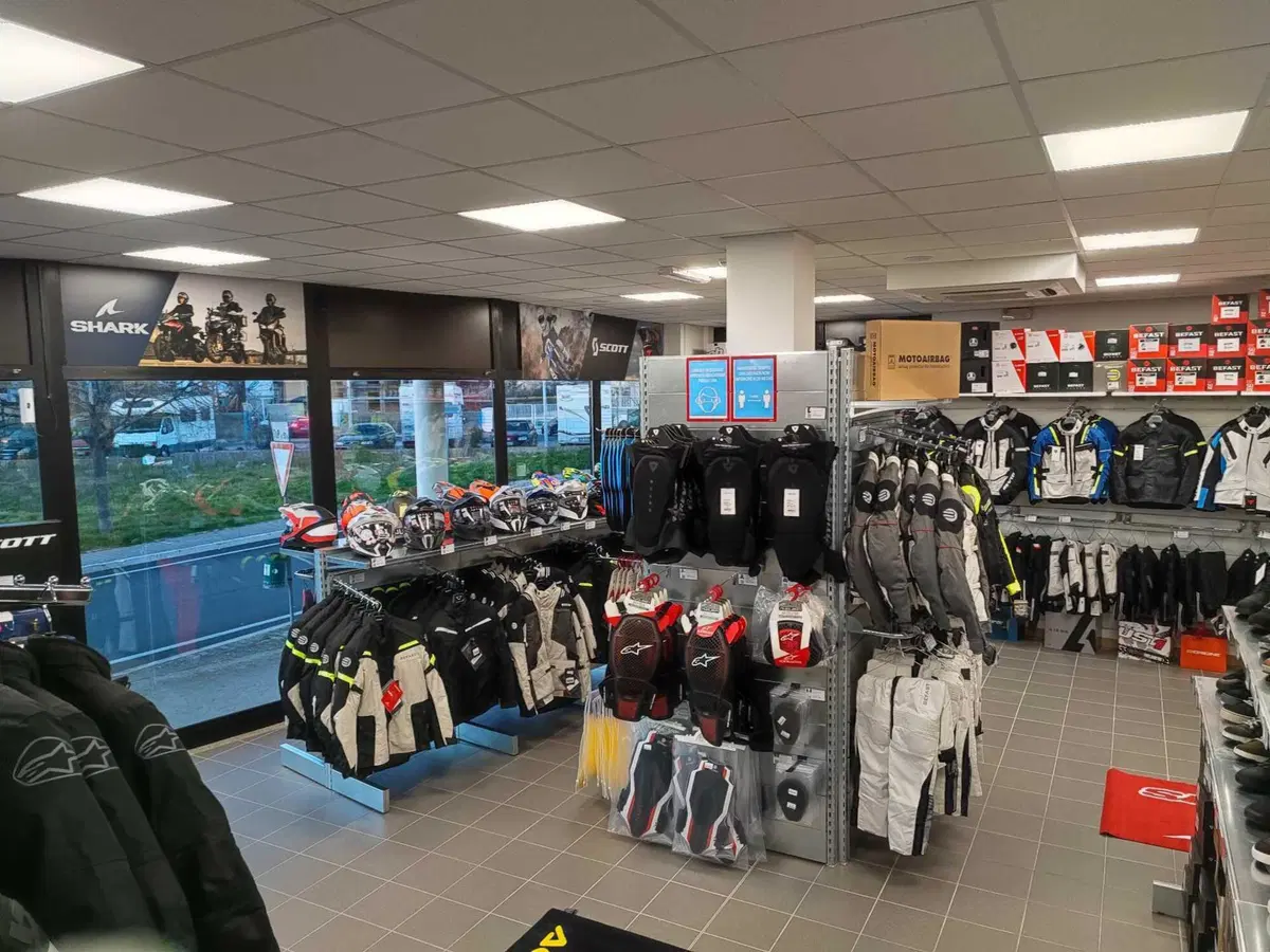 Motoabbigliamento apre a Roma in Via Appia Nuova (4)