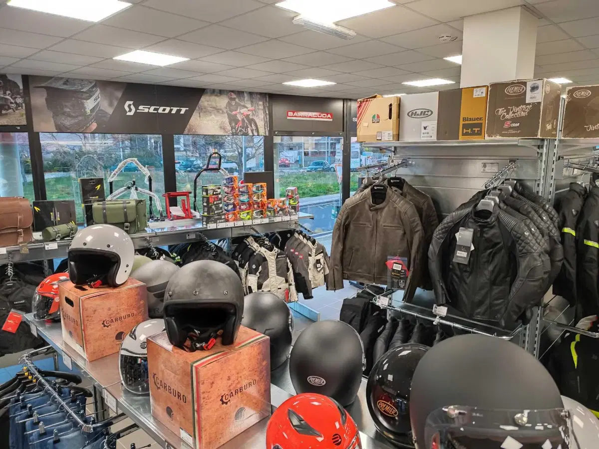 Motoabbigliamento apre a Roma in Via Appia Nuova (5)