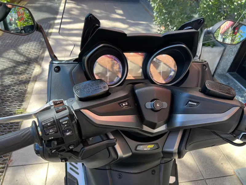 Yamaha T-Max 560 20° anniversario (2021) (3)