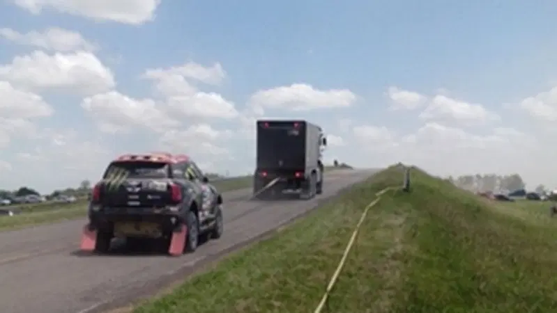 Dakar 2015, clamoroso: Nani Roma fuori dai giochi, la sua Mini &egrave; KO