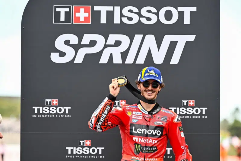 Pecco Bagnaia sul gradino pi&ugrave; alto del "podio" dopo la vittoria della prima Sprint Race della storia della MotoGP