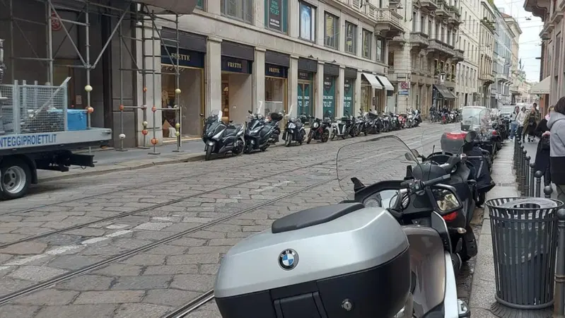 Spariscono i parcheggi per le moto a Milano!