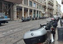 Spariscono i parcheggi per le moto a Milano!