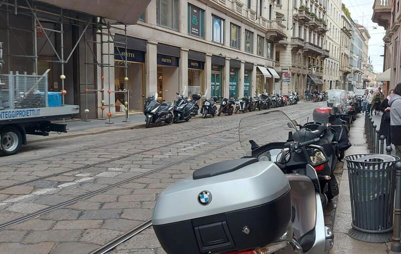 Spariscono i parcheggi per le moto a Milano!