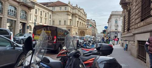 Spariscono i parcheggi per le moto a Milano! (2)