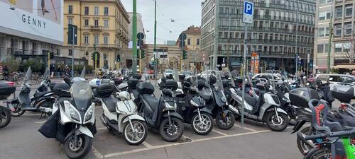 Spariscono i parcheggi per le moto a Milano! (3)