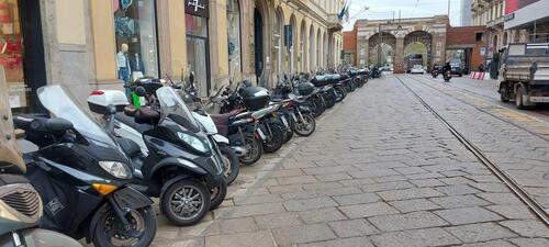 Spariscono i parcheggi per le moto a Milano! (4)