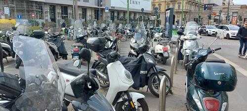 Spariscono i parcheggi per le moto a Milano! (5)