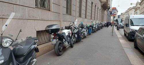 Spariscono i parcheggi per le moto a Milano! (6)