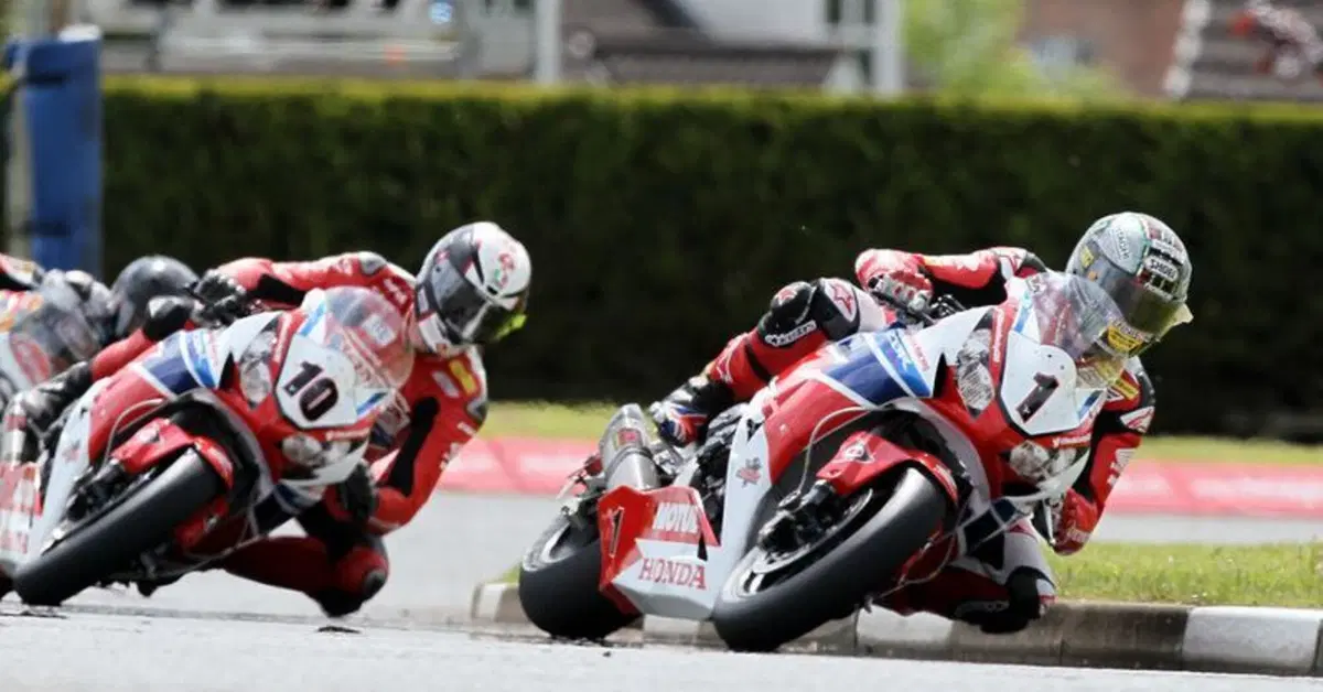 TT 2015: McGuinness e Cummins sulle Honda CBR