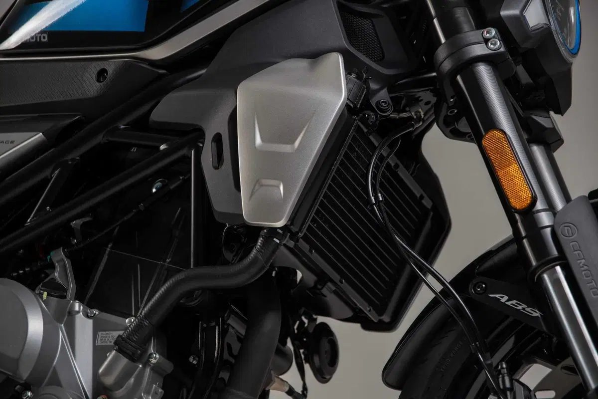 CFMOTO 300CL-X Heritage, la piccola neo-retrò (4)