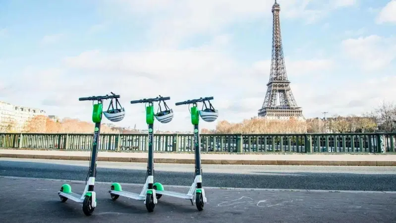 Parigi boccia i monopattini elettrici a noleggio. Ecco com'&egrave; andato il referendum